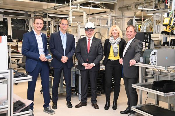 Bild vergr&ouml;&szlig;ern: Dieses Foto zeigt Jörg Hartleb, Geschäftsführer Roolf Wessels, Landrat Christoph Schauder, Dezernentin Ursula Mühleck und Bürgermeister Joachim Döffinger.