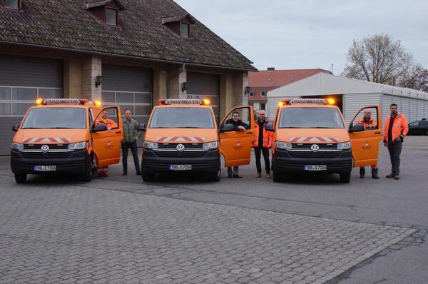 �bergabe der drei neu angeschafften VW-Busse zur Umsetzung der Rufbereitschaft in den drei Stra�enmeistereien Bad Mergentheim, Tauberbischofsheim und Wertheim (von links): Streckenw�rter Wolfgang L�ffler, Thomas Kn�rzer (Stra�enbauamt), Landrat Christoph Schauder, Stra�enbauamtsleiter Markus Metz, Streckenw�rter Dieter Weinig und der Leiter der Stra�enmeisterei Tauberbischofsheim, Siegbert Kappes.