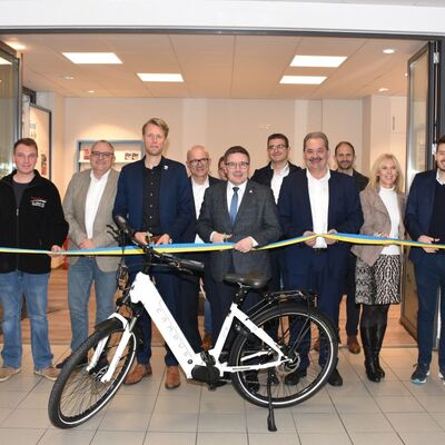 Die Mobilit�tszentrale im Bahnhof in Wertheim er�ffneten gemeinsam Stefan Ehrlich (Ehrlich-Touristik), Florian Stemmer (Taxi Stemmer), B�rgermeister Thomas Schreglmann (K�lsheim), Oberb�rgermeister Markus Herrera Torrez (Wertheim), Thilo Hack und (verdeckt) Florian H�gel (beide Ansmann AG), Landrat Christoph Schauder, Michael Berthold (Stadtwerke Wertheim), B�rgermeister Ottmar D�rr (Werbach), Jochen Klingler (Stadtwerke Wertheim), Dezernentin und VGMT-Gesch�ftsf�hrerin Ursula M�hleck, Wolfgang Bruder (Verkehrsministerium) und VGMT-Gesch�ftsf�hrer Thorsten Haas.