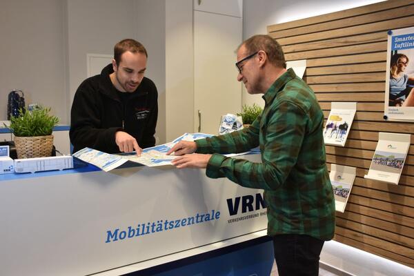 Bild vergr&ouml;&szlig;ern: Das Foto zeigt einen Kunden am Infoschalter: Besucher der neuen Mobilitätszentrale können sich über Verbindungen informieren, Nah- und Fernverkehrsfahrscheine kaufen, ein E-Car- oder ein E-Bike-Sharing leihen sowie Taxis und Ruftaxis buchen.