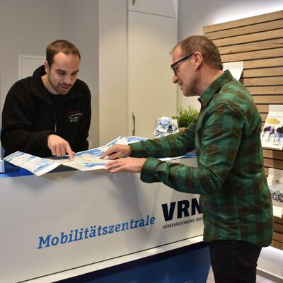 Besucher der neuen Mobilit�tszentrale k�nnen sich �ber Verbindungen informieren, Nah- und Fernverkehrsfahrscheine kaufen, ein E-Car- oder ein E-Bike-Sharing leihen sowie Taxis und Ruftaxis buchen.
