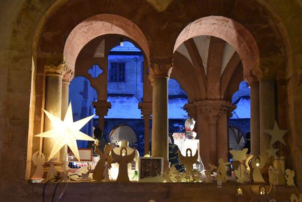 Weihnachtliche Stimmung im Kloster Bronnbach: Im Advent finden in der Region zahlreiche Adventsveranstaltungen wie Konzerte, Themenfhrungen oder Weihnachtsmrkte statt.