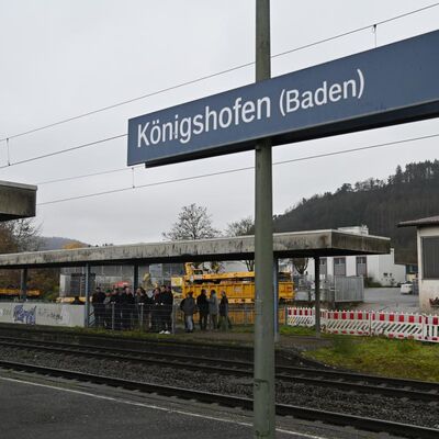 Blick auf den Bahnhof in Königshofen: Hier können Züge aktuell nur in Fahrtrichtung Lauda halten.