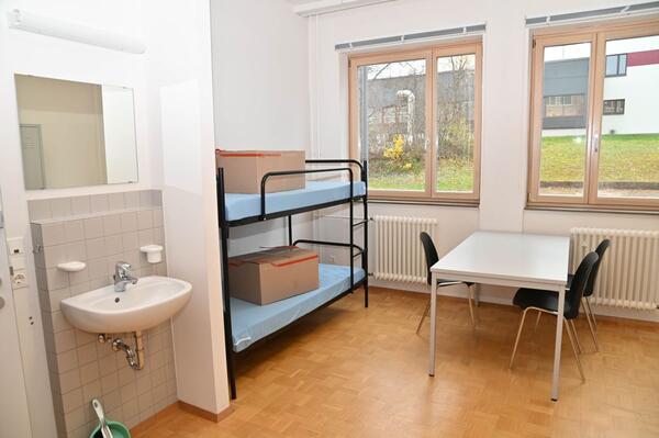 Bild vergr&ouml;&szlig;ern: Das Foto zeigt ein Zimmer in der Gemeinschaftsunterkunft in der Niels-Bohr-Straße: Dort befinden sich außer den normalen Zimmern auch noch Familienzimmer und barrierefreie Zimmer.