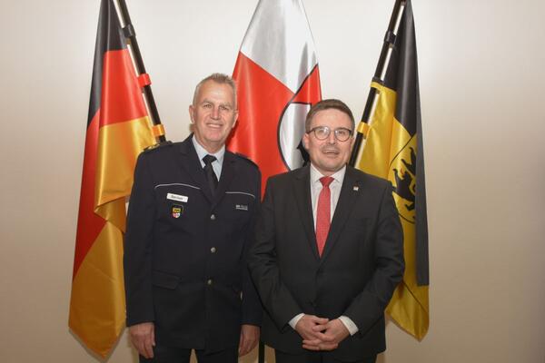 Polizeiprsident Hans Becker (links) verabschiedete sich von Landrat Christoph Schauder. Becker hatte unter anderem die regelmige Verleihung des Zivilcouragepreises im Main-Tauber-Kreis initiiert.