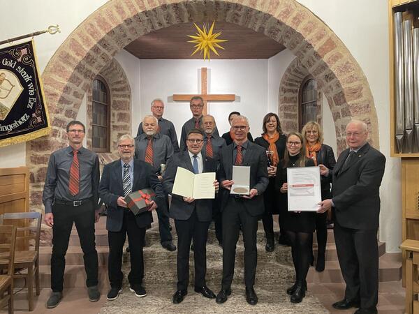 Landrat Christoph Schauder (Mitte links) berreichte die Zelter-Plakette an den Vorsitzenden des Gesangsverein Dietenhan, Rainer Englert (Mitte rechts): Mit ihm freuten sich die Mitglieder des Vereins sowie ein Vertreter der Stadt Wertheim und der Prsident des Sngerbundes Badisch Franken.