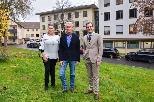 Erster Landesbeamter Florian Busch (rechts) und die Leiterin des Umweltschutzamtes, Dr. Monique Mller, verabschiedeten den langjhrigen Sachgebietsleiter fr Naturschutz, Bodenschutz und Altlasten, Franz Pichler, in den Ruhestand.