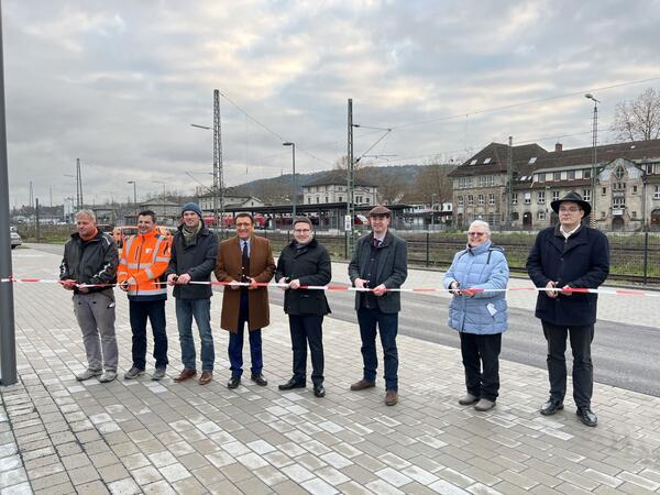 Mit dem Durchschneiden des Absperrbandes ist der Pendlerparkplatz am Bahnhof in Lauda offiziell er�ffnet (von links): Michael Proksch, Siegmar Scherer (beide Konrad Bau), Oliver Litterer (Tiefbau Stadt Lauda-K�nigshofen), Professor Dr. Wolfgang Reinhart, Landrat Christoph Schauder. B�rgermeister Dr. Lukas Braun, Birgit Frei (Walter und Partner), Stadtbaumeister Tobias Blessing.