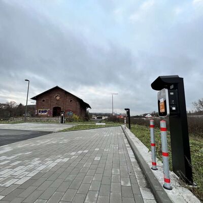 Zun&auml;chst sechs Parkpl&auml;tze wurden mit Elektroladepunkten des Stadtwerks Tauberfranken ausgestattet.