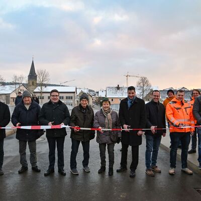 Das Absperrband auf der neuen Tauberbr&uuml;cke durchschnitten (von links) Christian Mei&szlig;ner (stellvertretender Leiter Stra&szlig;enbauamt), Ortsvorsteher Hans-Joachim Haas, der &auml;lteste Einwohner Elpersheims, Harry Welm, Landrat Christoph Schauder, die Elpersheimer B&uuml;rger Helmut Lang und Ruth Stirnkorb, B&uuml;rgermeister Nick Schuppert, vom Bauunternehmen Leonhard Weiss Sascha Bi&szlig;wanger, Philipp Wieland und Michael Hallmeyer sowie Stra&szlig;enbauamtsleiter Markus Metz.