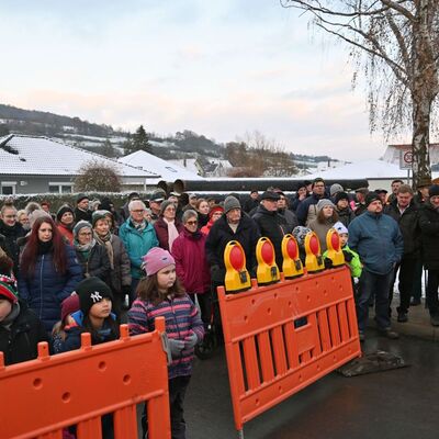 Zahlreiche interessierte Zuschauerinnen und Zuschauer verfolgten die Verkehrsfreigabe der Tauberbr&uuml;cke.