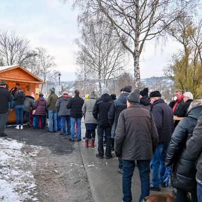 Im Anschluss an die Verkehrsfreigabe der Br&uuml;cke gab es auf Initiative von Ortsvorsteher Hans-Joachim Haas Gl&uuml;hwein und hei&szlig;e W&uuml;rste f&uuml;r alle interessierten Einwohnerinnen und Einwohner Elpersheims.