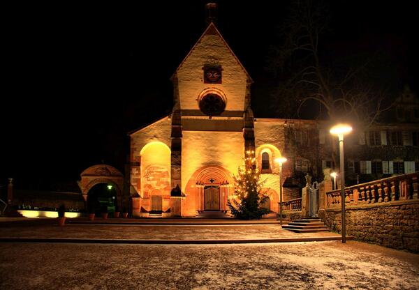 Das Kloster Bronnbach verabschiedet sich in die Winterferien: Von Montag, 19. Dezember, bis einschlielich Sonntag, 8. Januar 2023, bleiben der Klosterladen, die Vinothek, die Klosteranlage und die Verwaltung geschlossen.