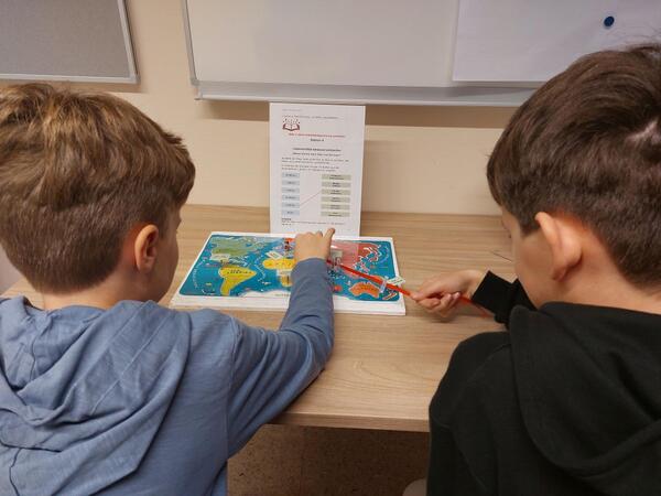 Bild vergr&ouml;&szlig;ern: Das Foto zeigt Kinder, die den Weg nachverfolgen, die Lebensmittel bis zu uns zurücklegen.