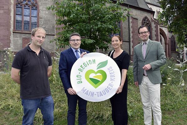 Im Juli 2022 stellten Landrat Christoph Schauder, Grafikdesignerin Michaela von Koschitzky vom Landratsamt, Regionalmanager Stefan Fiedler und Erster Landesbeamter Florian Busch (v.l.) das neue Logo der Bio-Region Main-Tauber-Kreis vor. Das Qualit�tssiegel soll zuk�nftig regionale Bioprodukte hervorheben.