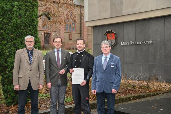 Michael Schulz, Amtsleiter Bauamt, und Erster Landesbeamter Florian Busch gratulierten Bezirksschornsteinfeger Andreas Beck gemeinsam mit Harald Englert, Sachgebiet Schornsteinfegerwesen des Landratsamtes, (von links) zur erneuten Ernennung.