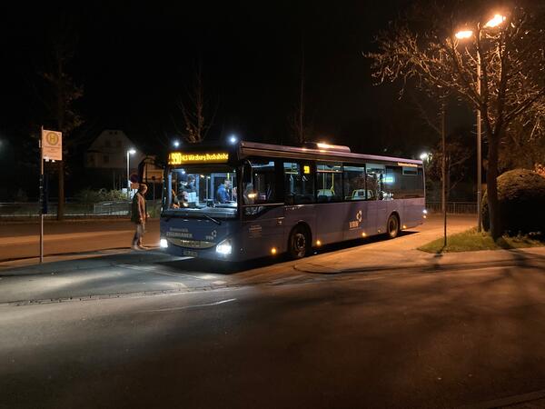 Nachtbus Richtung Wrzburg beim Halt am ZOB in Tauberbischofsheim: Die Ticketpreise fr die NightLife-Busse wurden mit Beginn des neuen Jahres angepasst. 