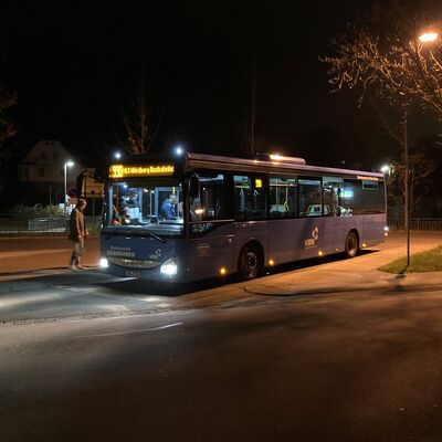 Bild vergr&ouml;&szlig;ern: Dieses Foto zeigt einen Nachtbus beim Halt am ZOB in Tauberbischofsheim.