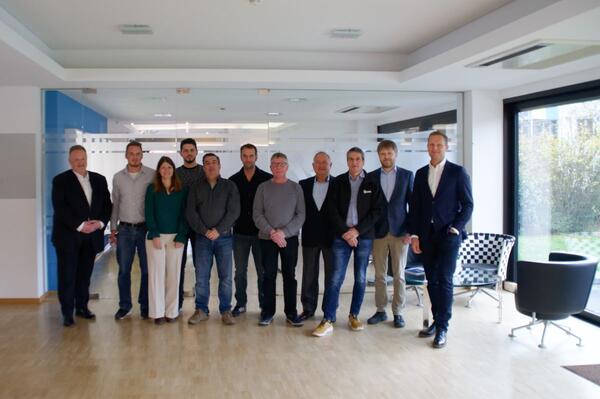 v.l.n.r.: Dr. A. Emrich (Gesch�ftsleitung Zippe), C. Semmler, J. Freudenberger, A. Lauerbach, A. Cano, T. Merkert, M. L�ber, Dr. Holger Zippe (Aufsichtsrat), W. Eisenhauer, T. Ullrich und Dr. Philipp Zippe (Gesch�ftsleitung)