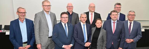 Dieses Foto zeigt die sieben Partner, die die Absichtserklärung unterzeichnet haben.