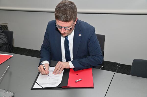 Bild vergr&ouml;&szlig;ern: Dieses Foto zeigt Landrat Christoph Schauder bei der Unterzeichnung der Absichtserklärung.