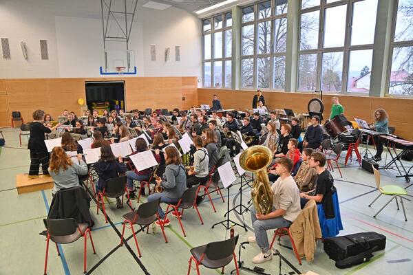 Das Kreisjugendblasorchester 2023 bei der Verst�ndigungsprobe in der Aula der Kaufm�nnischen Schule in Tauberbischofsheim: Seine beiden Konzerte finden im April in Gr�nsfeld und Weikersheim statt. 