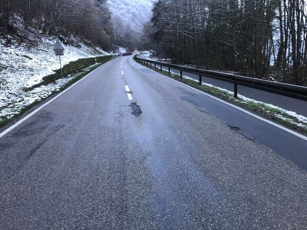 Bild vergr&ouml;&szlig;ern: Das Foto zeigt die L 2310 zwischen Mondfeld und Grünenwörth: Die Schäden auf dem Streckenabschnitt sind deutlich erkennbar.