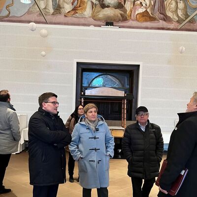 Landrat Christoph Schauder (von links) und Ministerin Nicole Razavi MdL im Bernhardsaal. Bei dem Termin war auch Altlandrat Georg Denzer anwesend, in dessen Amtszeit das Kloster durch den Landkreis erworben wurde. Gästeführer Kurt Lindner gab beeindruckende Einblicke hinter die Klostermauern.