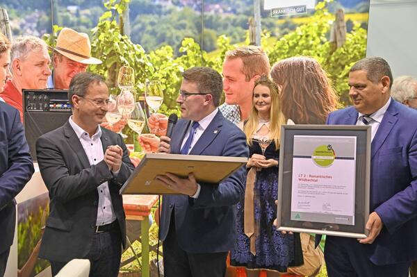 Christoph Schauder (Mitte), Landrat und 1. Vorsitzender des Tourismusverbandes "Liebliches Taubertal" e.V., berreichte die Urkunde ber die Zertifizierung des Bildstockwanderweges LT-M 6 an Brgermeister Joachim Dffinger. Der Geschftsfhrer des Tourismusverbandes, Sven Dell (rechts), nahm stellvertretend fr Freudenberg die Urkunde zur Zertifizierung des Wanderweges "Romantisches Wildbachtal" entgegen.