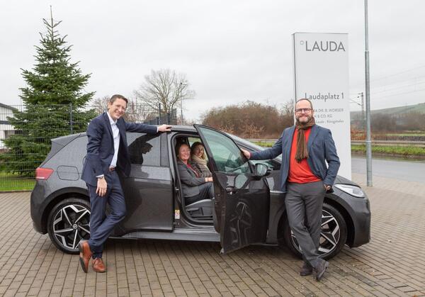LAUDA Carsharing: Dr. Mario Englert und Dr. Gunther Wobser mit Team