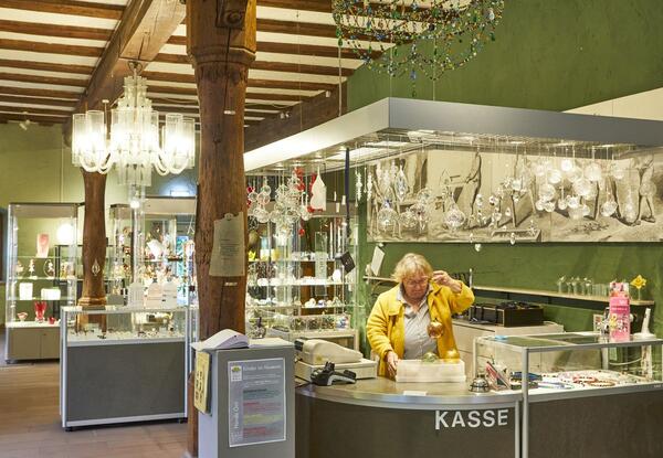 Das Glasmuseum Wertheim beherbergt zahlreiche Exponate aus dem Werkstoff Glas: Im "Lieblichen Taubertal" gewhren etliche privat gefhrte Museen interessante Einblicke in vergangene Zeiten. 