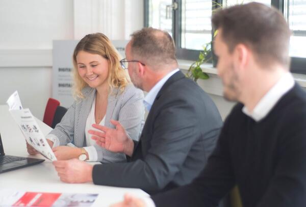 Als einer der grten Arbeitgeber der Region Main-Tauber investiert das Unternehmen jhrlich rund 1,5 Millionen Euro in die Aus- und Weiterbildung seiner Beschftigten und steuert damit ganz gezielt dem zunehmenden Fachkrftemangel entgegen.