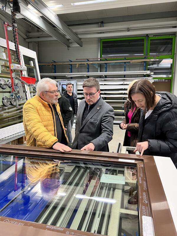 Dieses Foto zeigt Glasermeister Herbert Schenk, Landrat Christoph Schauder und Boxbergs Bürgermeisterin Heidrun Beck im Werk. 