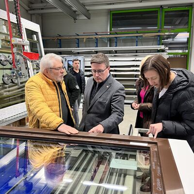 Glasermeister Herbert Schenk (von links) erklrte Landrat Christoph Schauder und Boxbergs Brgermeisterin Heidrun Beck die Produktionsablufe im Werk. 