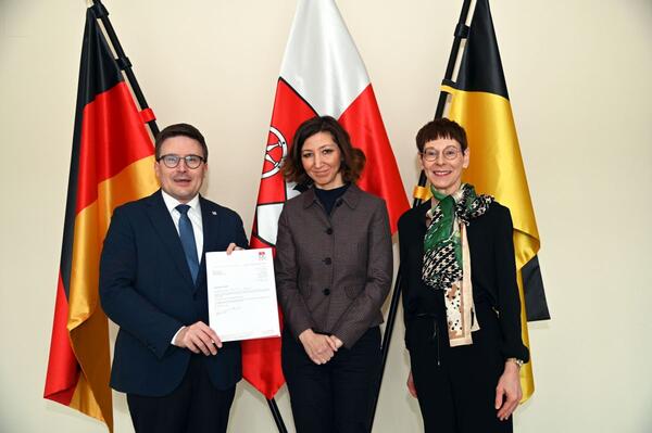 Landrat Christoph Schauder ernannte Yasemin Eryanar (Mitte) zur Leiterin des Gesundheitsamtes. Zuvor hatte sie diese Stelle im vergangenen Jahr bereits kommissarisch ausge�bt. Den Gl�ckw�nschen des Landrats schloss sich Gesundheitsdezernentin Elisabeth Krug an.