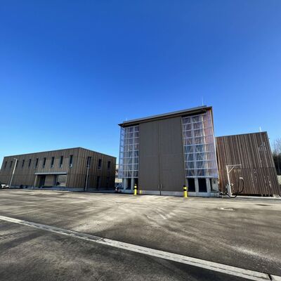 Das neue Areal der Stra&szlig;enmeisterei an der B 290 umfasst unter anderem das moderne Verwaltungsgeb&auml;ude (links) sowie die Salzhalle. Bei der Planung wurde der Schwerpunkt auf eine klimaschonende Bauweise gelegt. 