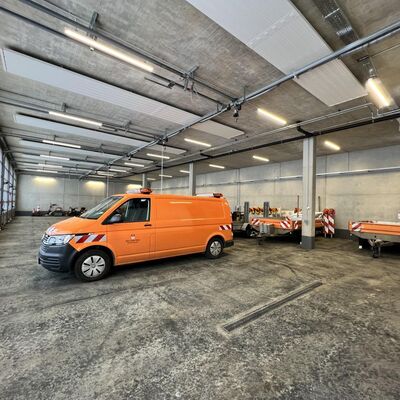 Die zweigeschossige Fahrzeughalle inklusive eigener Werkstatt bietet Platz für große Einsatzfahrzeuge bis hin zu kleinen Gerätschaften. 