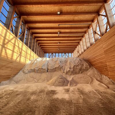 Blick in die neue Salzhalle der Straßenmeisterei. Sie bietet Platz für 1200 Tonnen Salz. 