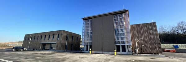 Das neue Areal der Stra�enmeisterei an der B 290 umfasst unter anderem das moderne Verwaltungsgeb�ude (links) sowie die Salzhalle. Bei der Planung wurde der Schwerpunkt auf eine klimaschonende Bauweise gelegt. 