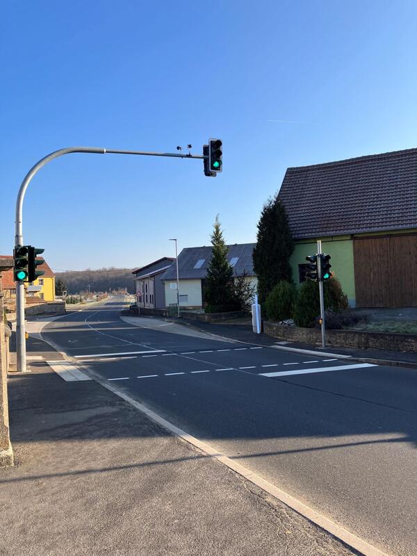 Die neue Fugngerampel bei den beiden Bushaltestellen in Bernsfelden ist fertig gestellt. Damit kann die Ortsdurchfahrt, die Teil der viel befahrenen B 19 ist, sicher berquert werden.