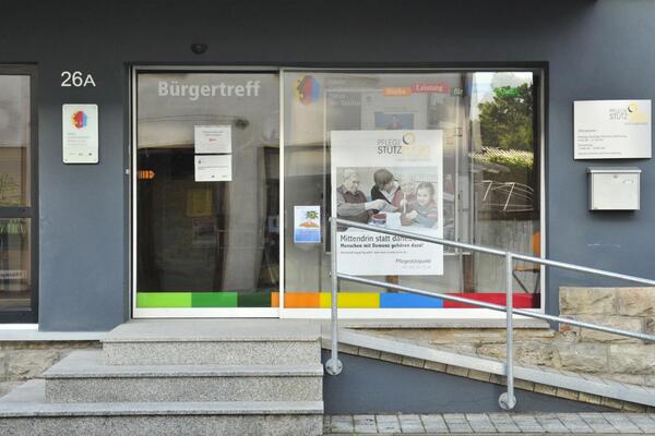 Das Foto zeigt den Eingang des Mehrgenerationenhauses in Lauda-Königshofen. 