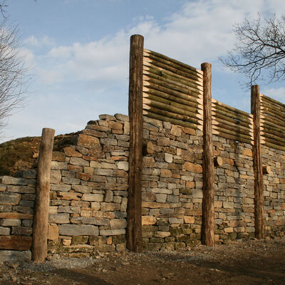 Restaurierte Pfostenschlitzmauer beim Keltischen Oppidum