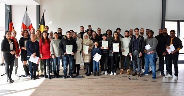 46 Frauen, Mnner und Kinder wurden am Freitagnachmittag im Landratsamt Main-Tauber-Kreis in Tauberbischofsheim eingebrgert. Die Leiterin des Rechts- und Ordnungsamtes, Jasmin Kaibel (links), berreichte die Urkunden. 