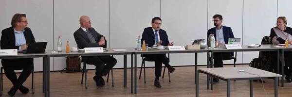 Abteilungsleiter Gerd Hickmann (von links), Ministerialdirektor Berthold Frie� (beide Verkehrsministerium Baden-W�rttemberg), Landrat Christoph Schauder (Main-Tauber-Kreis), Landrat Jens Marco Scherf (Landkreis Miltenberg) und Gesch�ftsf�hrerin Ingrid K�hnel (Kreisverkehr Schw�bisch Hall GmbH) im Austausch.
