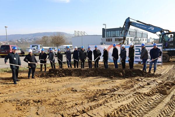 Offizieller Spatenstich bei Lauda zum Bau des neuen Parkplatzes mit Photovoltaik-berdachung mit dem Geschftsfhrenden Gesellschafter, Dr. Gunther Wobser (zweiter von links), und dem Brgermeister, Dr. Lukas Braun (links).