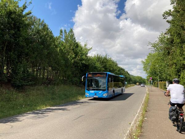 Fahrt der Linie 945 im Stadtverkehr Lauda-Knigshofen. Der VGMT bittet seine Fahrgste, im Rahmen der Fahrgasterhebung an den Befragungen teilzunehmen. 