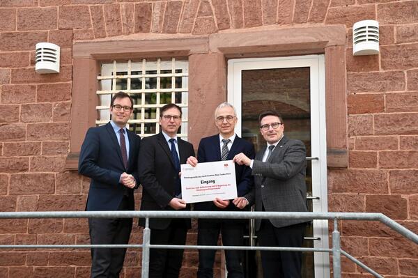 Das letzte Schild der Zensusstelle Main-Tauber-Kreis im ehemaligen Gerichtsgef�ngnis in Tauberbischofsheim wurde gemeinsam entfernt: Landrat Christoph Schauder (v. r.) mit J�rg Scheidel, bisheriger Leiter der Zensusstelle Main-Tauber-Kreis, Dr. Bernhard Bl�mm und Erstem Landesbeamten Florian Busch.