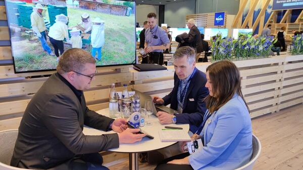 Christina Weber, Sachgebietsleiterin Tourismus (rechts) und Frank Mittnacht, Amtsleiter Kultur und Tourismus (Mitte) im Gesprch mit einem Fachbesucher auf der Messe ITB.