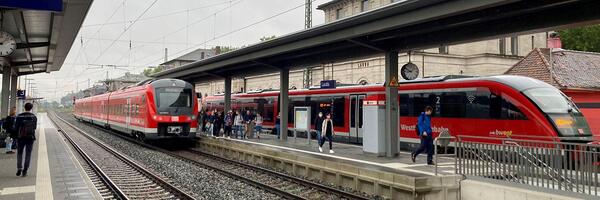 Haltende Zge am Bahnhof in Lauda: Das Verkehrsministerium sowie die beiden Landkreise Main-Tauber und Neckar-Odenwald haben sich darauf geeinigt, den Regionalbahn-Stundentakt auf der Frankenbahn zwischen Lauda und Osterburken in einen dauerhaften Regelbetrieb zu berfhren.