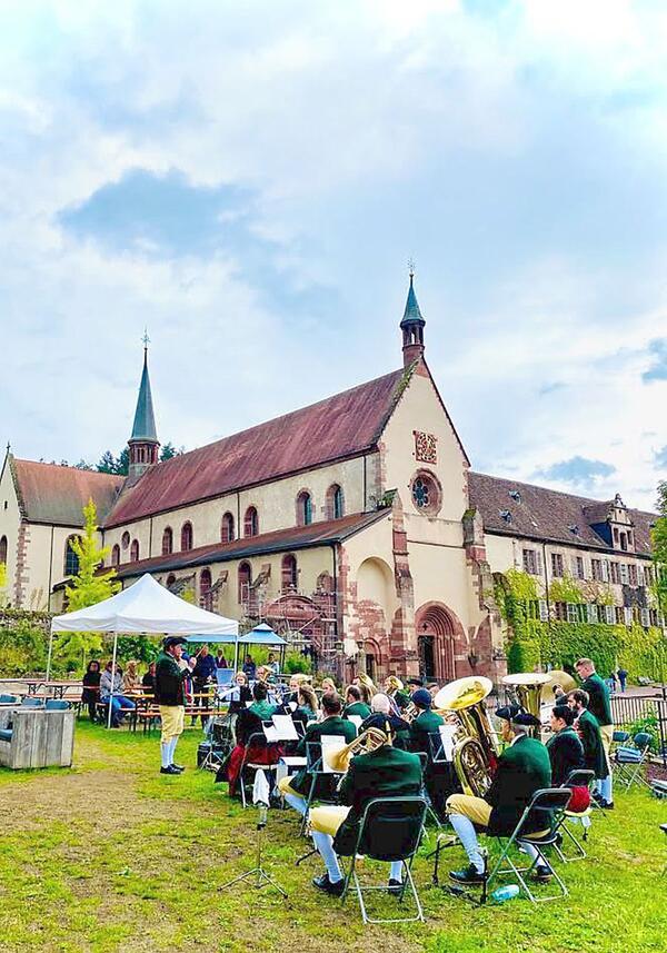 Znftige Blasmusik - wie hier mit der Musikkapelle Gelchsheim bei "Blasmusik am Sonntag" im September 2022 - wird es auch in diesem Jahr im Abteigarten des Klosters Bronnbach geben. Fr den Termin am 13. August 2023 knnen sich Musikkapellen bewerben.